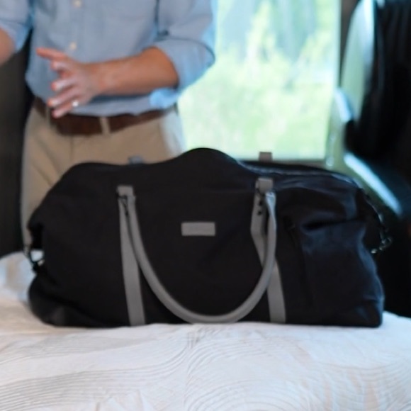 New Bella Russo 24 in Weekender Overnight Bag - Picture 1 of 3